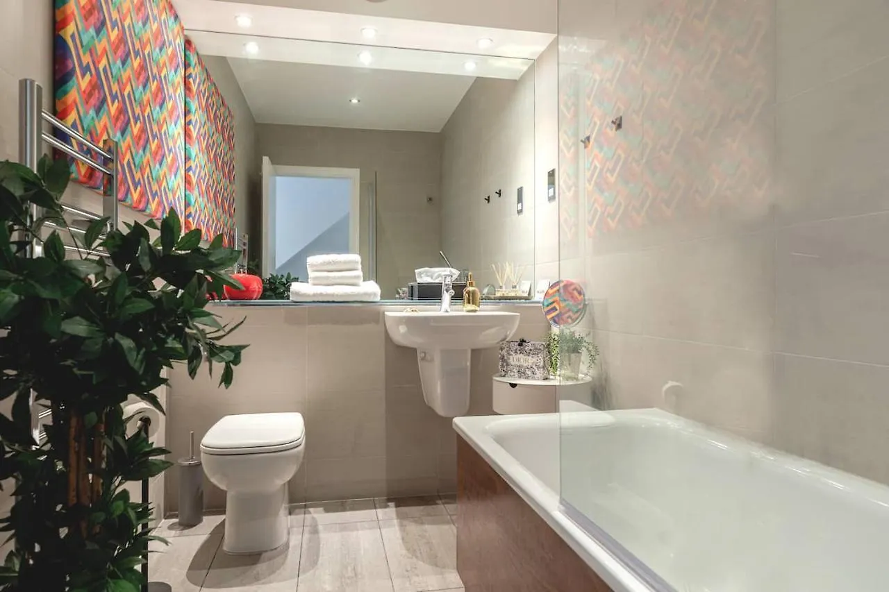 Off The Shard Xxl Design Family House With Garden Apartment London